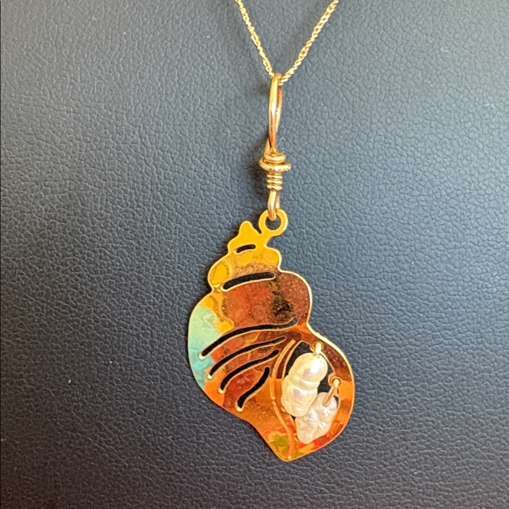 Wild Bryde Seashell necklace pendant Hammered Gold Plated Fresh Water Pearls - Picture 7 of 10